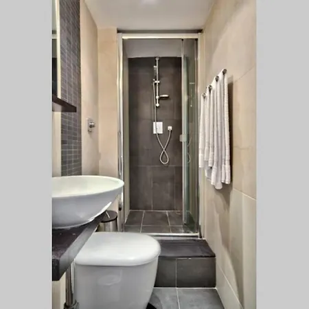 Timeless Elegance : Centre Apartment