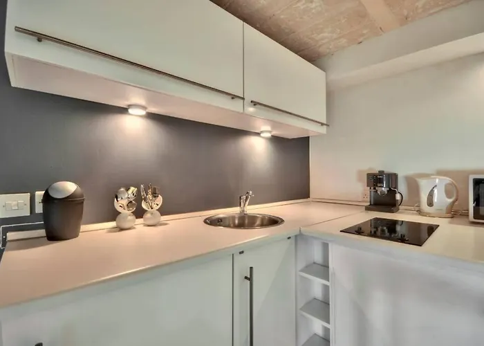 Timeless Elegance : Centre *