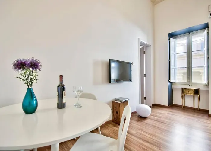 Timeless Elegance : Centre Apartment *